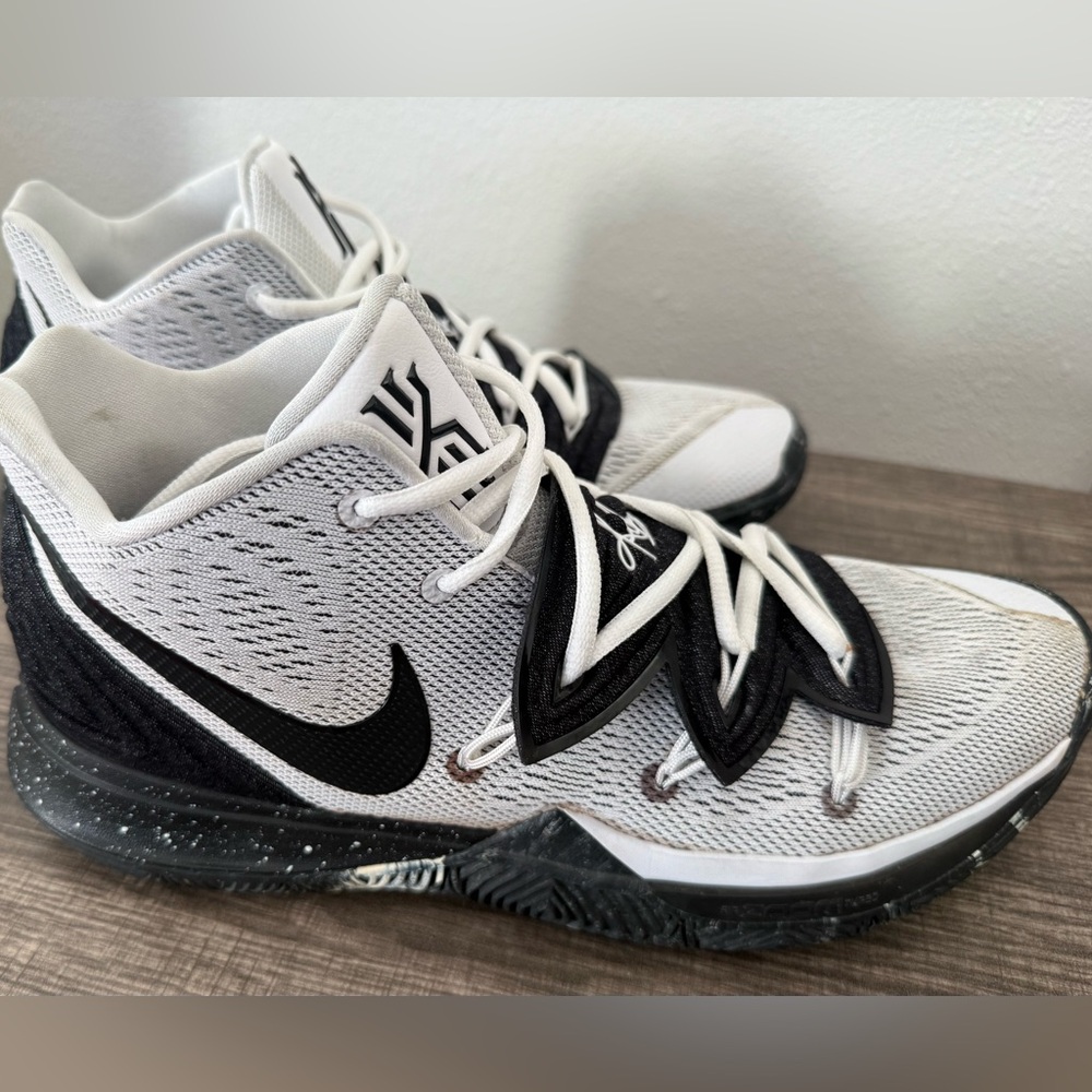 Nike Men’s Kyrie 5 Basketball Shoes Cookies & Cream Colorway Oreo
